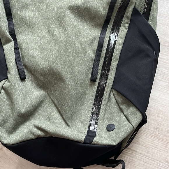 Lululemon Core Backpack 2.0 20L Water Repellent NWT Green Black Zippers Laptop main image 12
